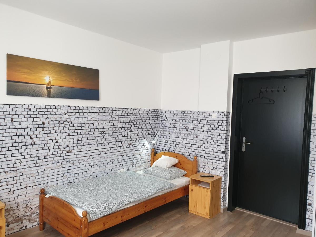 Kid Familia Panzio Balatonszarszo Bed & Breakfast Екстериор снимка